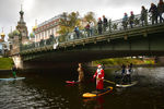 Серферы на реке Мойке во время первого Санкт-Петербургского фестиваля SUP-серфинга по рекам и каналам Санкт-Петербурга