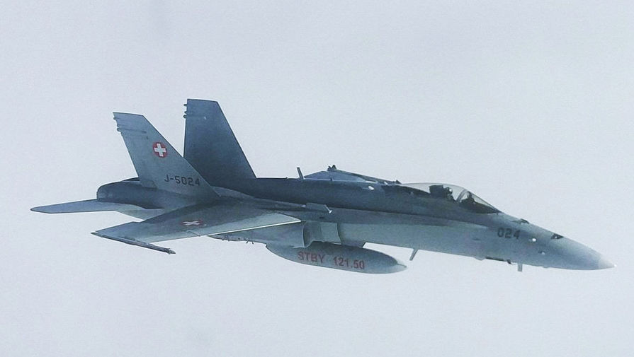 Швейцарский истребитель McDonnell Douglas F/A-18 Hornet вблизи борта с&nbsp;делегацией РФ, летящего в&nbsp;Перу на&nbsp;саммит АТЭС
