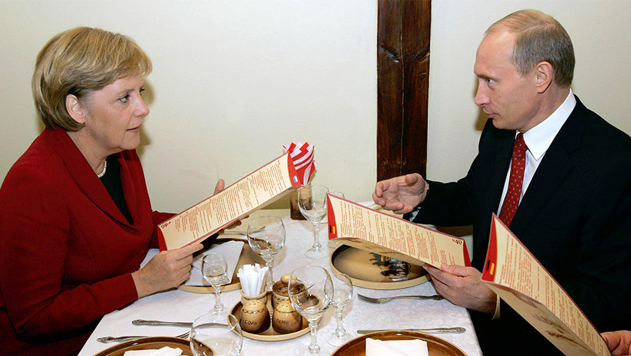 Ангела Меркель и российский президент Владимир Путин во время ужина в&nbsp;Томске, апрель 2006 года