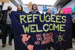 Акция протеста в аэропорту Чикаго после задержания беженцев в связи с ужесточением миграционной политики США