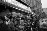 Очередь у входа в ресторан «Макдоналдс» на Пушкинской площади в Москве в день открытия, 31 января 1990 года
