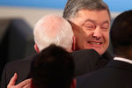 Петр Порошенко обнимает сенатора США от штата Аризона Джона Маккейна в ходе визита на Мюнхенскую конференцию