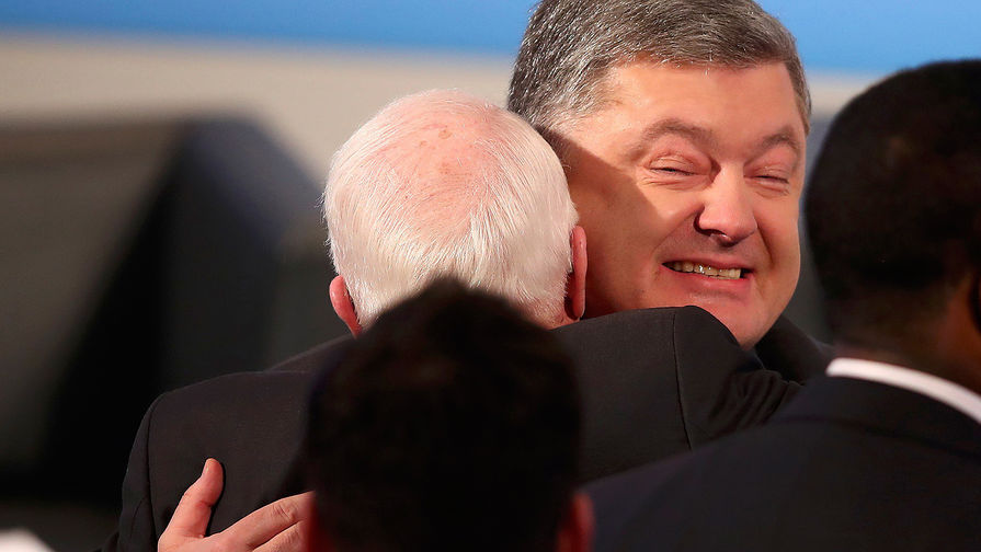 Петр Порошенко обнимает сенатора США от штата Аризона Джона Маккейна в&nbsp;ходе визита на&nbsp;Мюнхенскую конференцию