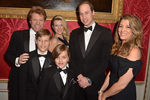 Британский принц Уильям с Джоном Бон Джови и его семьей во время мероприятия в Кенсингтонском дворце, 2013 год