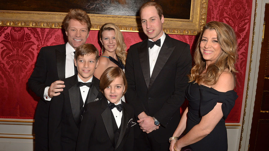 Британский принц Уильям с&nbsp;Джоном Бон Джови и его семьей во время мероприятия в&nbsp;Кенсингтонском дворце, 2013&nbsp;год