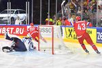 Вратарь сборной Финляндии Йоонас Корписало пропускает шайбу в матче за третье место чемпионата мира по хоккею – 2017 с Россией