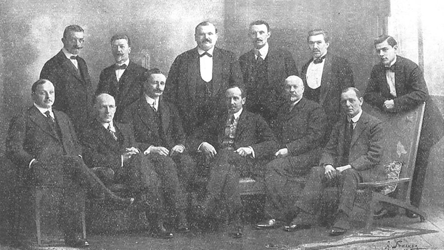 Комитет Московской футбольной лиги. Стоит в центре М. С. Дубинин. 1910 год 