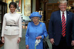 Королева Великобритании Елизавета II с президентом и первой леди США Дональдом Трампом и Меланьей Трамп в Виндзорском замке, 13 июля 2018 года