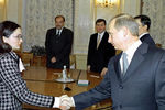 Президент России Владимир Путин приветствует первого заместителя главы Минэкономразвития Эльвиру Набиуллину, 2002 год