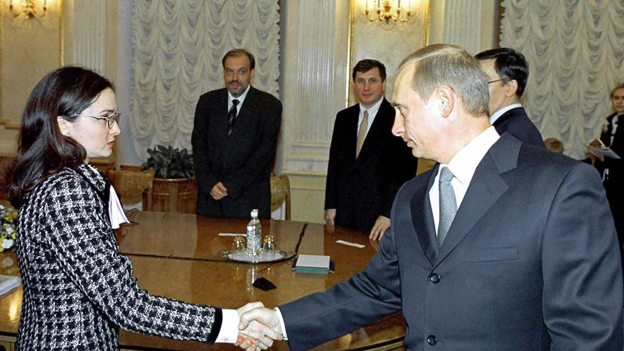 Президент России Владимир Путин приветствует первого заместителя главы Минэкономразвития Эльвиру Набиуллину, 2002 год