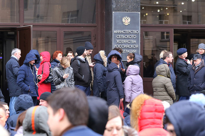 У здания министерства сельского хозяйства России в Москве во время эвакуации, 5 февраля 2019 года