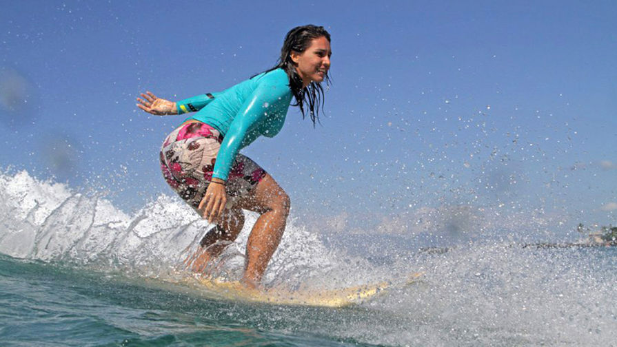 Член конгресса от штата Гавайи Тулси Габбард во время занятий серфингом. cl...