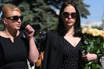 Дочь журналиста Сергея Доренко Ксения (справа) идет на церемонию прощания с С. Доренко, 17 мая 2019 года 