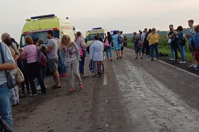 Пассажиры на месте аварийной посадки самолета A321 «Уральских авиалиний» в Подмосковье, 15 августа, 2019 года