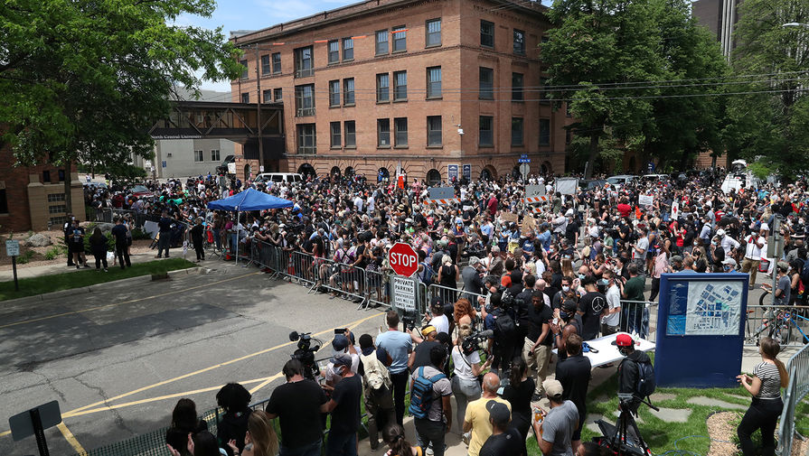 Люди около места проведения церемонии прощания с Джорджем Флойдом в Миннеаполисе, 4 июня 2020 года