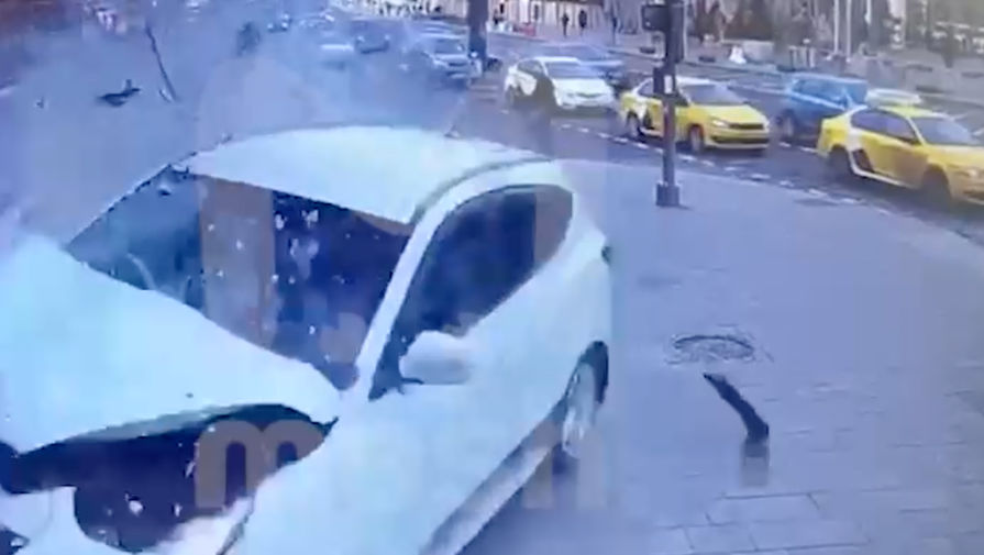 Автомобиль протаранил ресторан в Москве