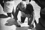 Пабло Пикассо и его сын Клод рисуют «голубку мира» на пляже Гольф-Жюан