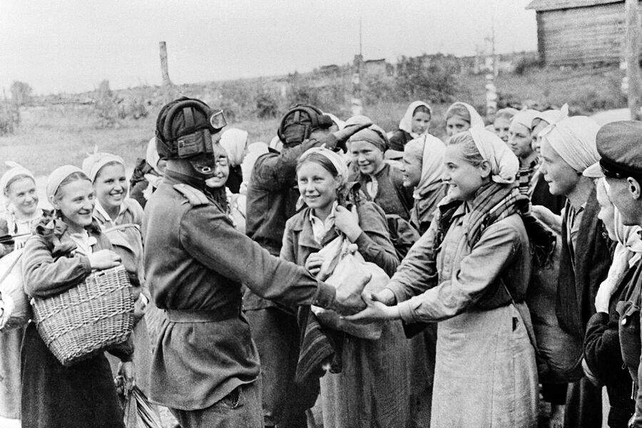 Жительницы Смоленской области после освобождения из плена советскими танкистами во время Великой Отечественной войны