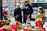 Стихийный мемориал у посольства России в память о погибших в теракте в подмосковном «Крокус Сити Холле» в Бишкеке, 23 марта 2024 года