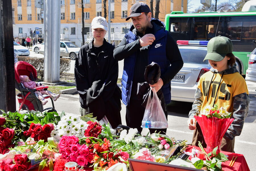 Стихийный мемориал у&nbsp;посольства России в&nbsp;память о&nbsp;погибших в&nbsp;теракте в&nbsp;подмосковном «Крокус Сити Холле» в&nbsp;Бишкеке, 23&nbsp;марта 2024&nbsp;года