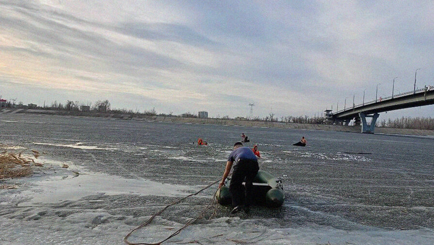 Ребенок провалился под лед на судоходном канале в Саратовской области