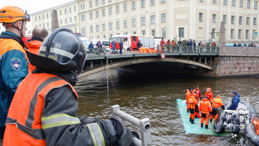Раскрыта личность водителя автобуса, который упал в реку в Петербурге