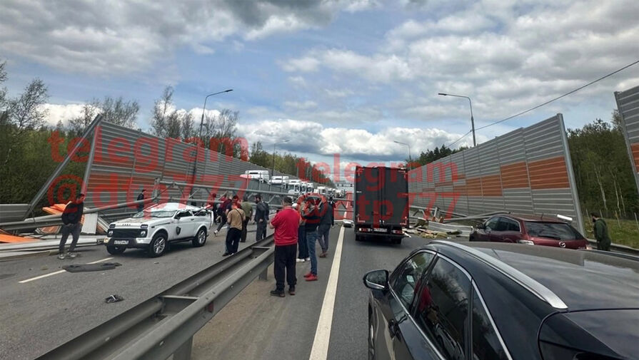 Автокран на полном ходу снес мост в Подмосковье