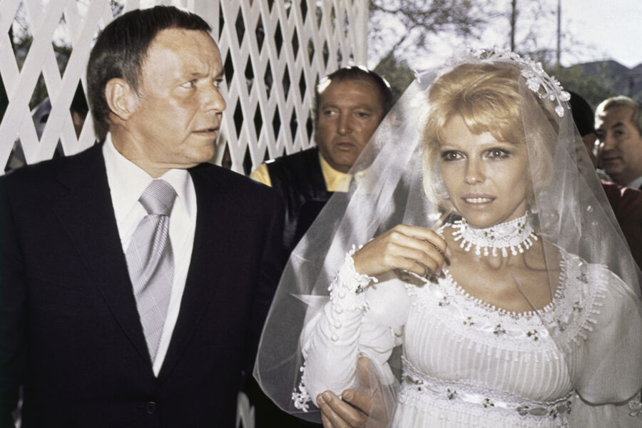 Фрэнк Синатра на&nbsp;свадьбе дочери Нэнси с&nbsp;Хью Ламбертом в&nbsp;Cathedral City, Калифорния, 1970&nbsp;год