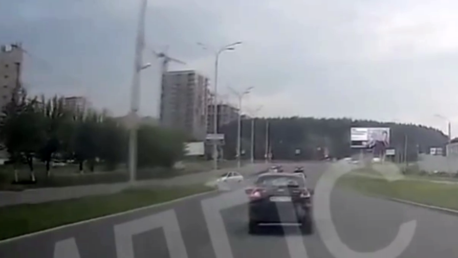 Видео: Lada с россиянином разбилась в жестком ДТП со столбом