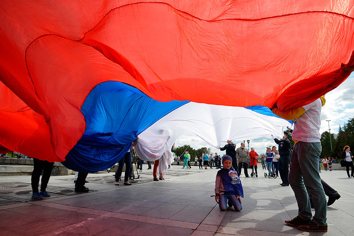 Участники праздничных мероприятий по случаю Дня государственного флага РФ на Плотинке в Екатеринбурге
