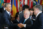 Президент США Барак Обама (слева) и президент Украины Петр Порошенко (справа) во время официального завтрака от имени генерального секретаря ООН Пан Ги Муна в честь глав делегаций, участвующих в 70-й сессии Генеральной Ассамблеи ООН