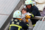 Спасательная операция на месте обрушения 17-этажного дома в городе Тайнань на юге Тайваня