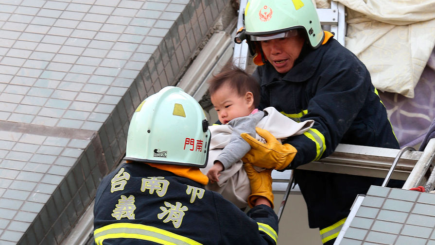 Спасательная операция на&nbsp;месте обрушения 17-этажного дома в&nbsp;городе Тайнань на&nbsp;юге Тайваня