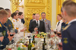 Владимир Путин во время встречи с выпускниками военных вузов