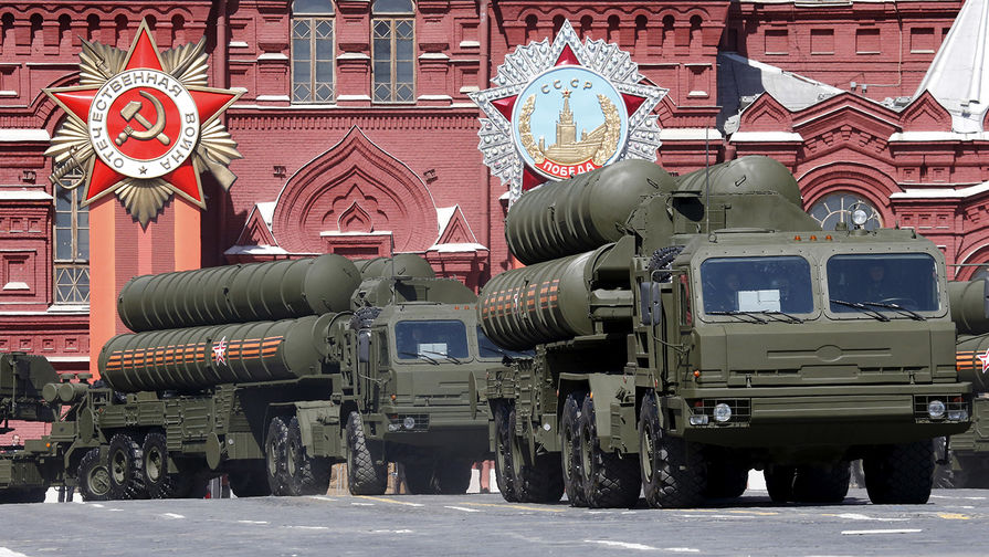 ЗРК С-400 «Триумф» во время военного парада в День Победы в Москве, 2015 год