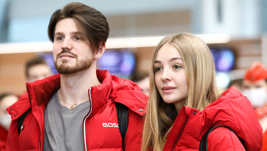 Фигуристы Александра Степанова и Иван Букин перед вылетом в международном аэропорту Шереметьево, 20 марта 2020 года