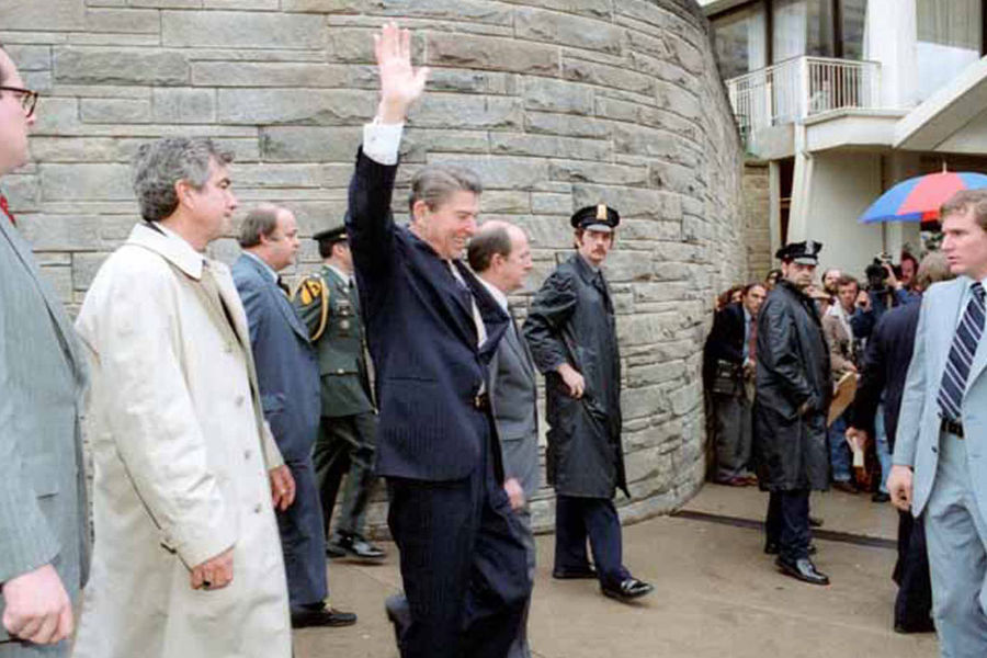 Президент Рейган выходит из&nbsp;отеля Хилтон в&nbsp;Вашингтоне и приветствует толпу перед&nbsp;покушением, 30 марта 1981 года