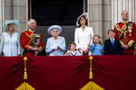 Камилла, герцогиня Корнуольская, Чарльз, принц Уэльский, королева Елизавета II, Кэтрин, герцогиня Кембриджская, принц Уильям, герцог Кембриджский (слева направо) и их дети принц Луи, принцесса Шарлотта и принц Джордж на балконе Букингемского дворца в Лондоне, 2 июня 2022 года