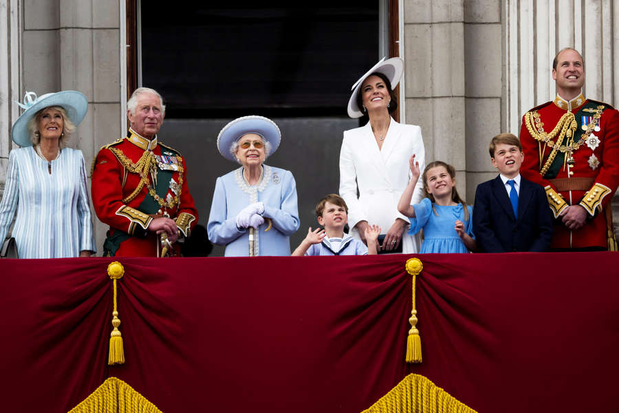 Камилла, герцогиня Корнуольская, Чарльз, принц Уэльский, королева Елизавета II, Кэтрин, герцогиня Кембриджская, принц Уильям, герцог Кембриджский (слева направо) и их дети принц Луи, принцесса Шарлотта и принц Джордж на&nbsp;балконе Букингемского дворца в&nbsp;Лондоне, 2&nbsp;июня 2022&nbsp;года