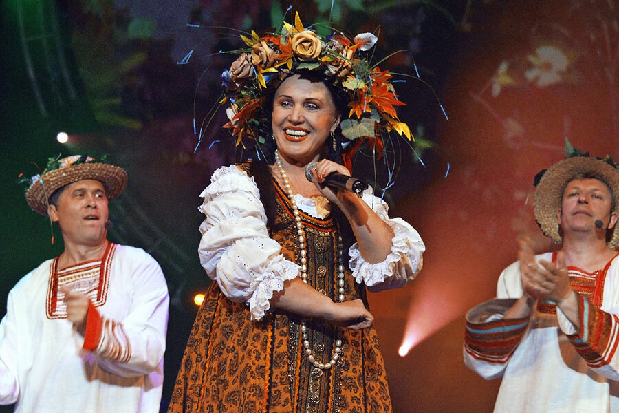Надежда Бабкина во время выступления, 2003&nbsp;год