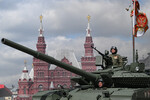 Танк Т-80БВМ на Красной площади в Москве на военном параде, посвященном 80-летию Победы в Великой Отечественной войне, 09 мая 2025 года