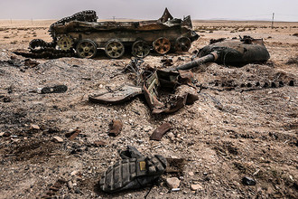 Подбитый танк в провинции, освобожденной сирийской армией от боевиков ИГ