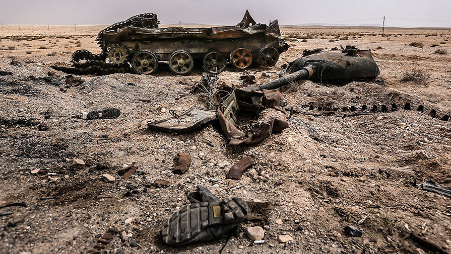 Подбитый танк в провинции, освобожденной сирийской армией от боевиков ИГ