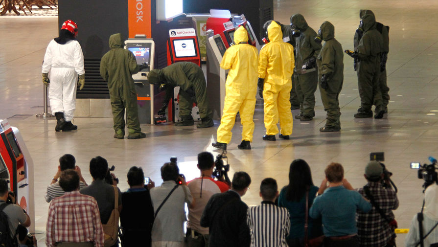 Следственная группа проводит проверку киосков в международном аэропорту Куала-Лумпур, Малайзия, 26 февраля 2017 года