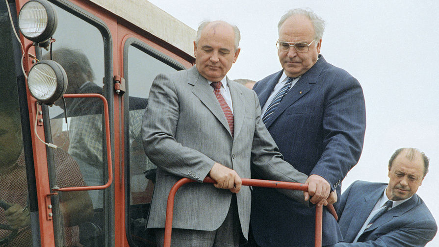 Президент СССР Михаил Горбачев и канцлер ФРГ Гельмут Коль на полях села Ивановское, 1990 год