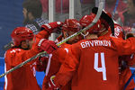Российские игроки радуются заброшенной шайбе в матче Россия - США по хоккею среди мужчин группового этапа на XXIII зимних Олимпийских играх