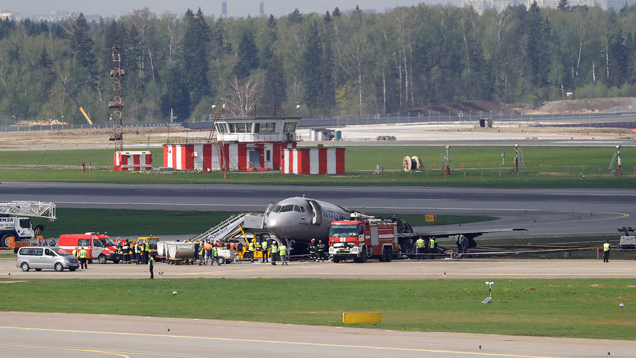 Самолет Sukhoi Superjet 100 авиакомпании «Аэрофлот» на следующий день после катастрофы в аэропорту Шереметьево, 6 мая 2019 года