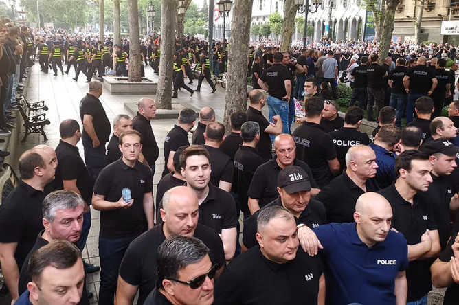 Сотрудники полиции и участники акции протеста в Тбилиси, 9 июля 2019 года