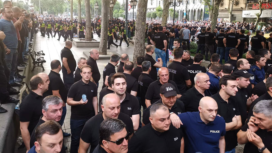 Сотрудники полиции и участники акции протеста в&nbsp;Тбилиси, 9 июля 2019 года