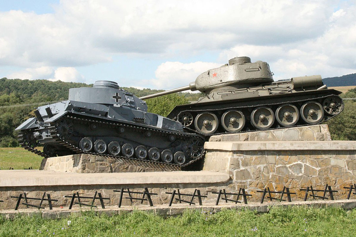 Танковая композиция в Свиднике на месте боёв за Дуклинский перевал
